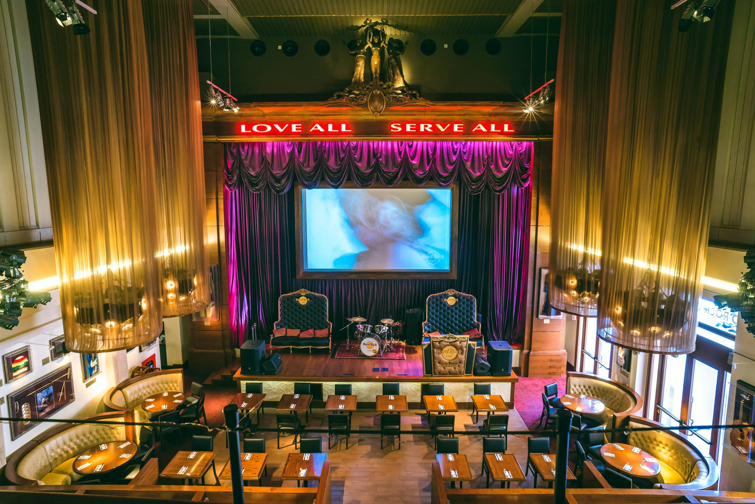 Hard Rock Cafe Hawaii Love The Interior Feature Of Guitars